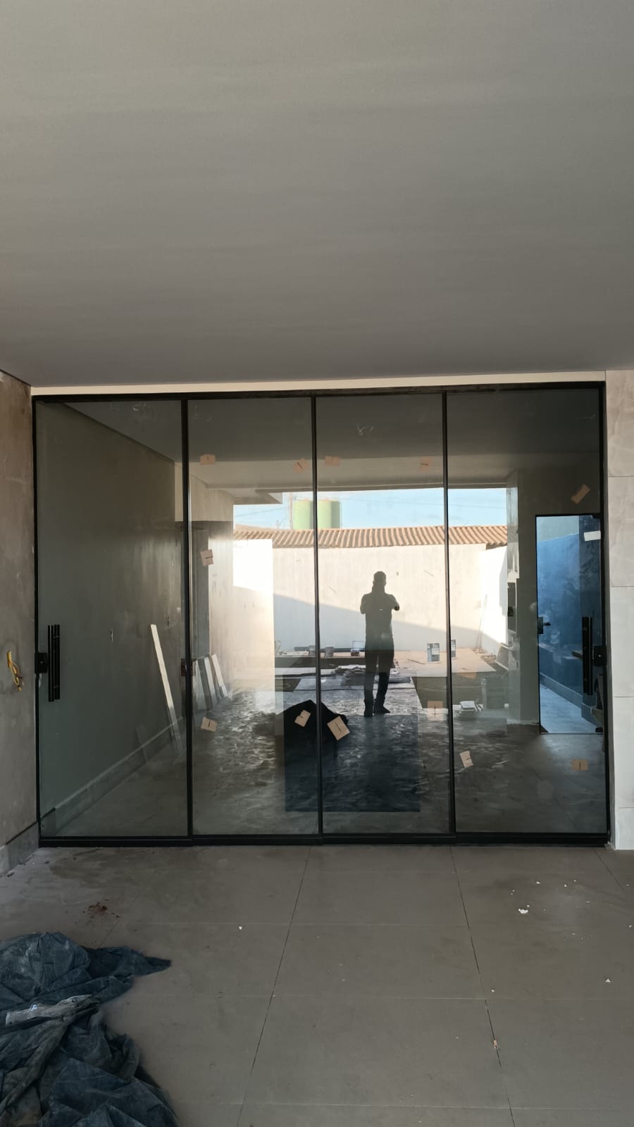 Porta de correr de vidro com esquadria preta