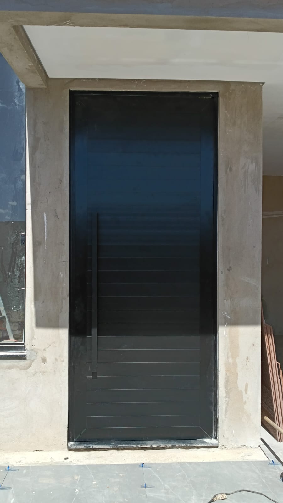 Porta preta moderna de linhas horizontais