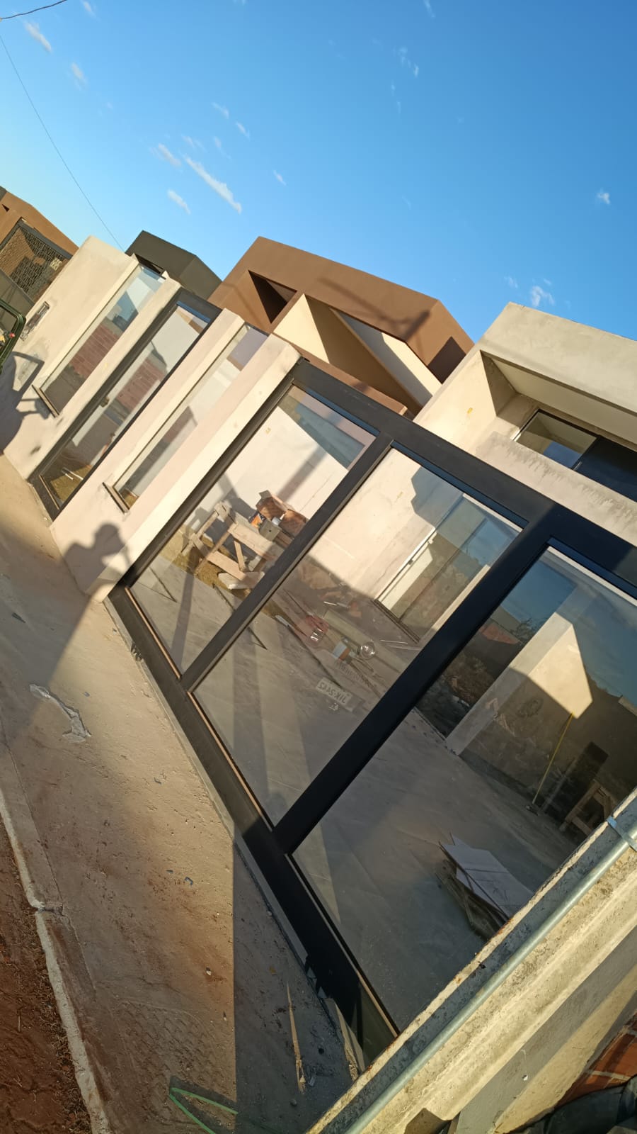 Esquadrias de alumínio com vidros em obra residencial