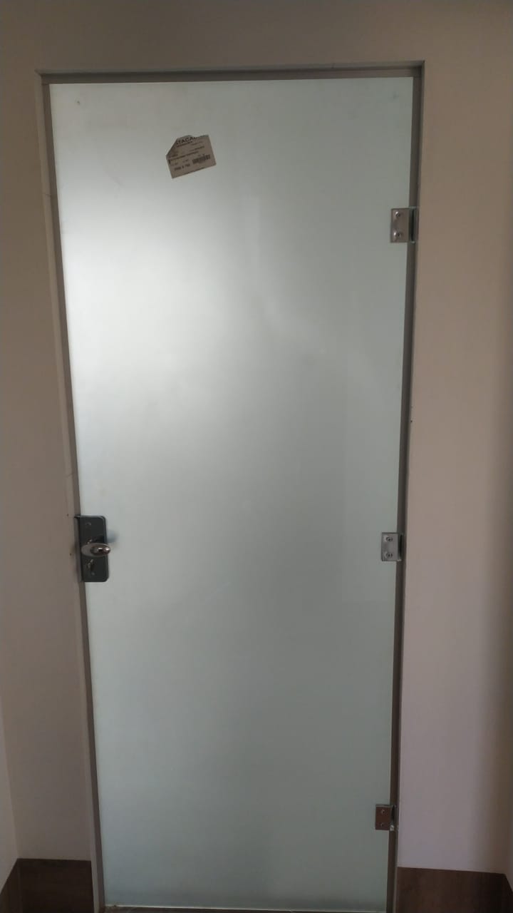 Porta de vidro fosco com esquadria de alumínio