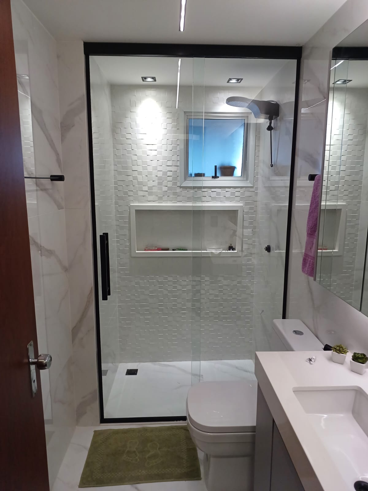 Box de vidro com esquadria preta em banheiro residencial